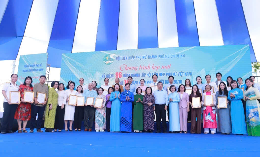Đại diện Hội Liên hiệp Phụ nữ TP.HCM trao thư cảm ơn các cơ quan, đơn vị, doanh nghiệp, tổ chức, cá nhân vì đã đồng hành trong hoạt động chăm lo cho phụ nữ và trẻ em.