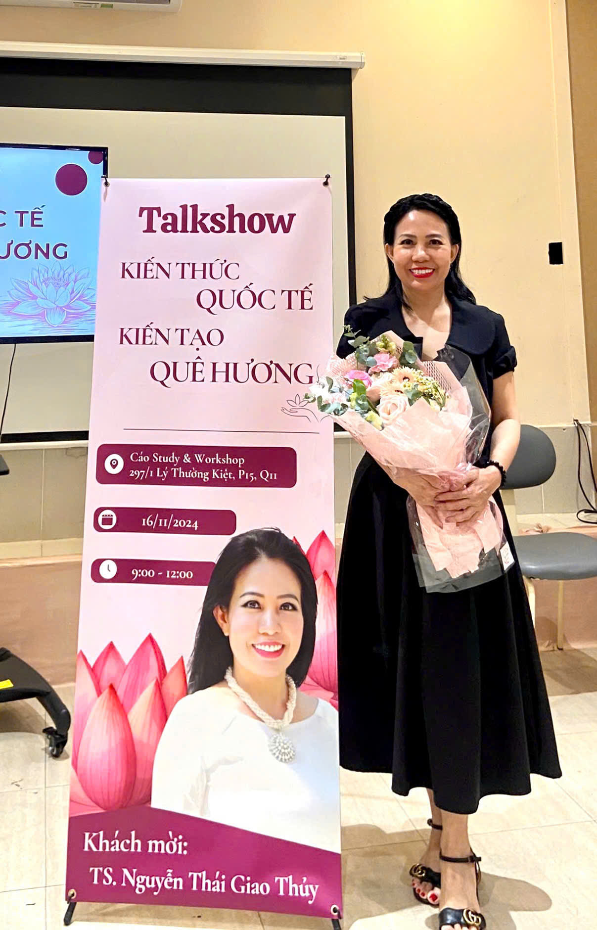  TS. Nguyễn Thái Giao Thủy chụp ảnh lưu niệm với vai trò khách mời tại talkshow.