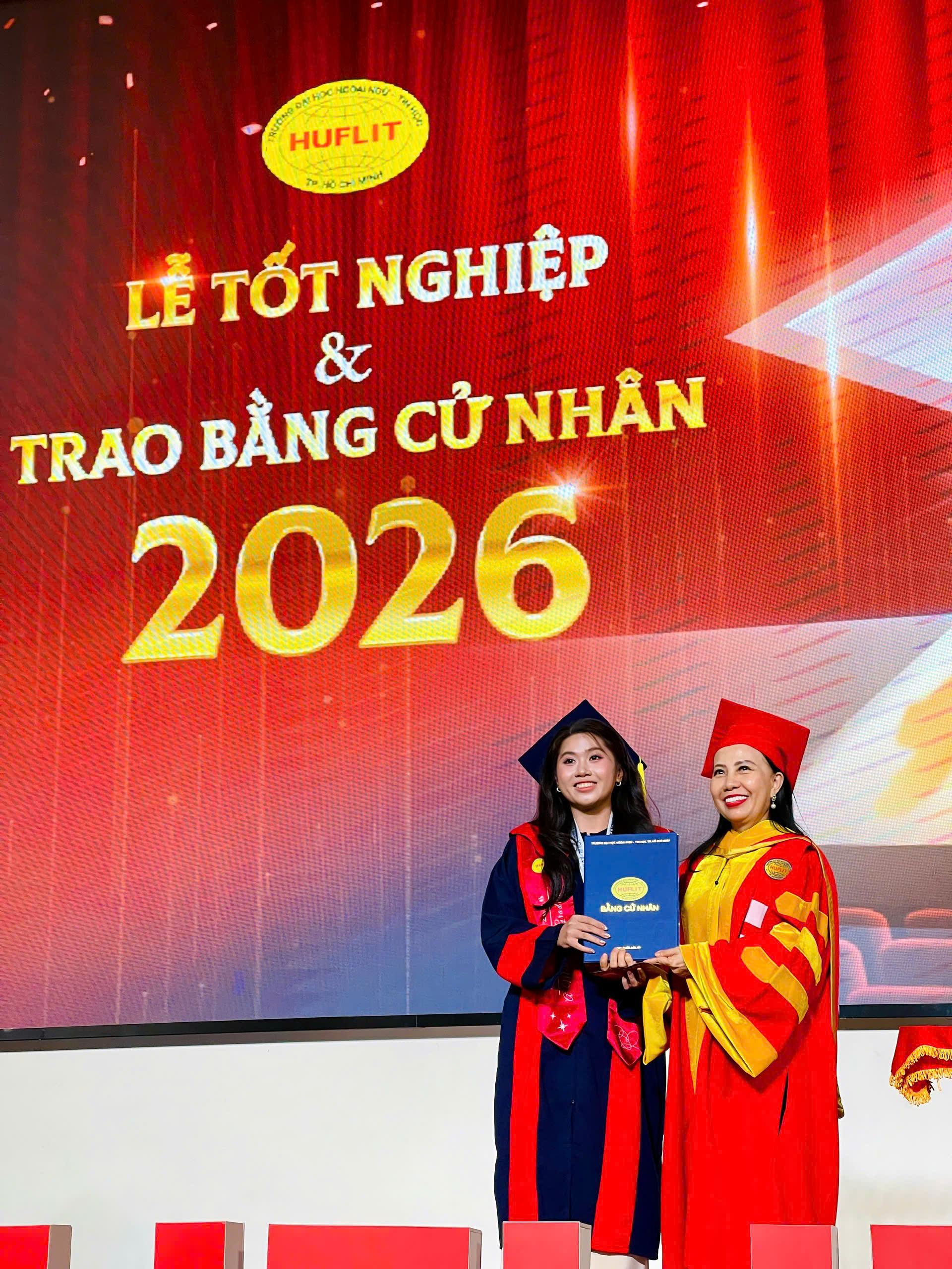 TS. Nguyễn Thái Giao Thủy trao bằng cử nhân cho tân khoa tại Lễ tốt nghiệp và trao bằng cử nhân năm 2026 của Trường Đại học Ngoại ngữ - Tin học TP.HCM (HUFLIT).