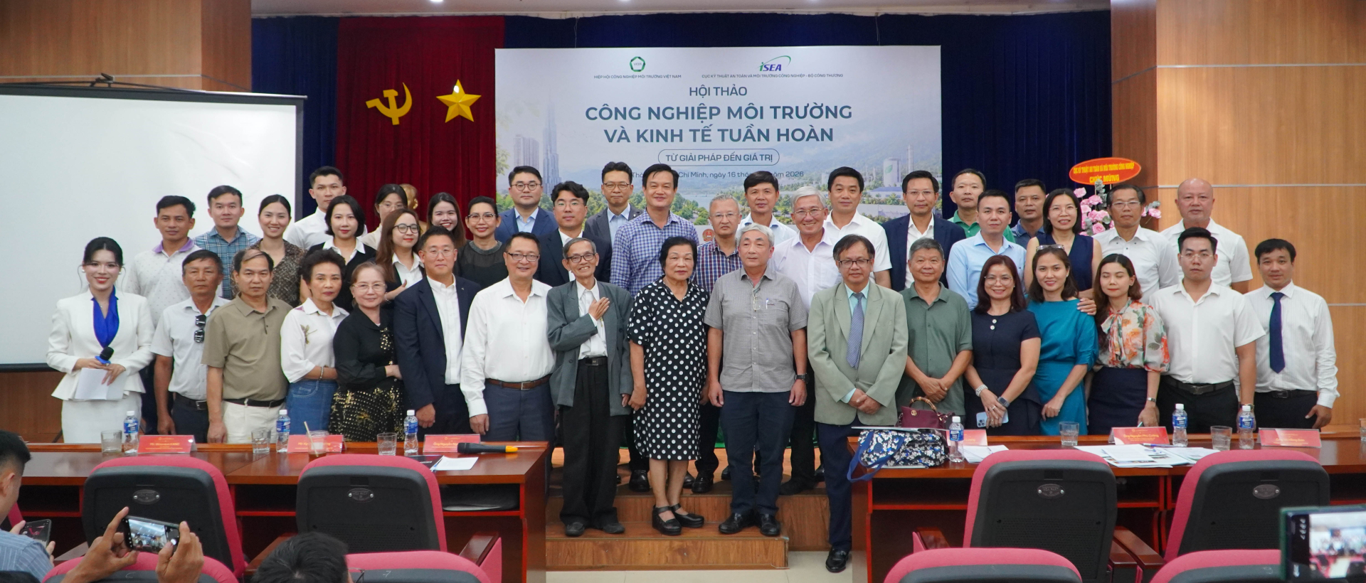 Các đại biểu tham dự hội thảo chụp ảnh lưu niệm