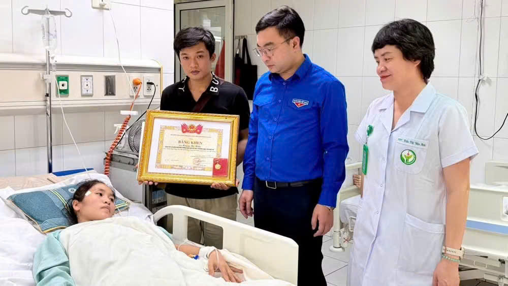 Cô giáo Hoàng Thị Hiền được Trung ương Đoàn tặng Bằng khen, Huy hiệu “Tuổi trẻ dũng cảm”. (Ảnh: Tỉnh đoàn Nghệ An)