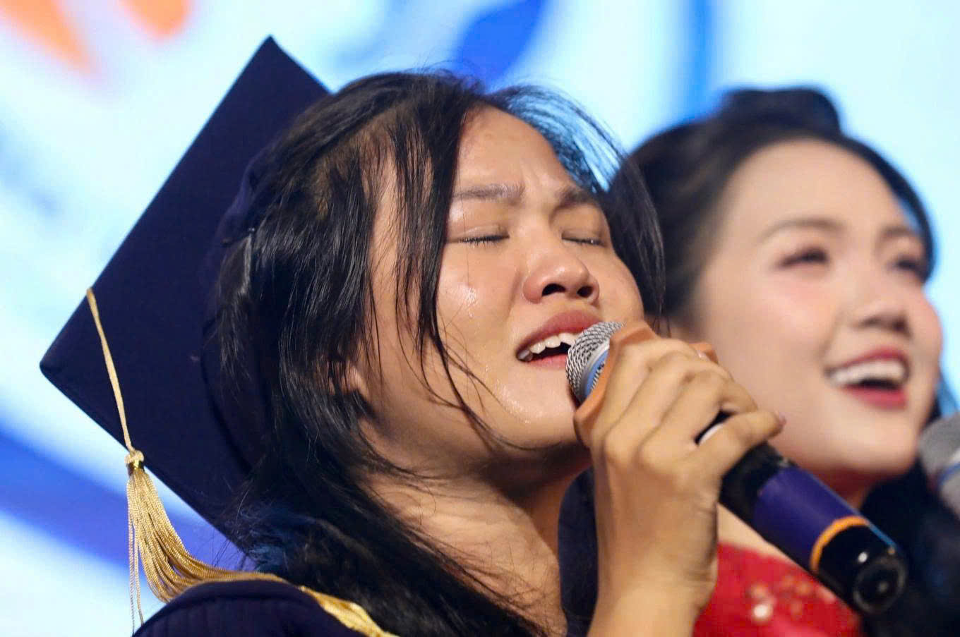 Nguyễn Võ Nhật Thiện bật khóc khi thể hiện ca khúc về mẹ tại chương trình “Nâng bước Thủ khoa”. (Ảnh: BTC)