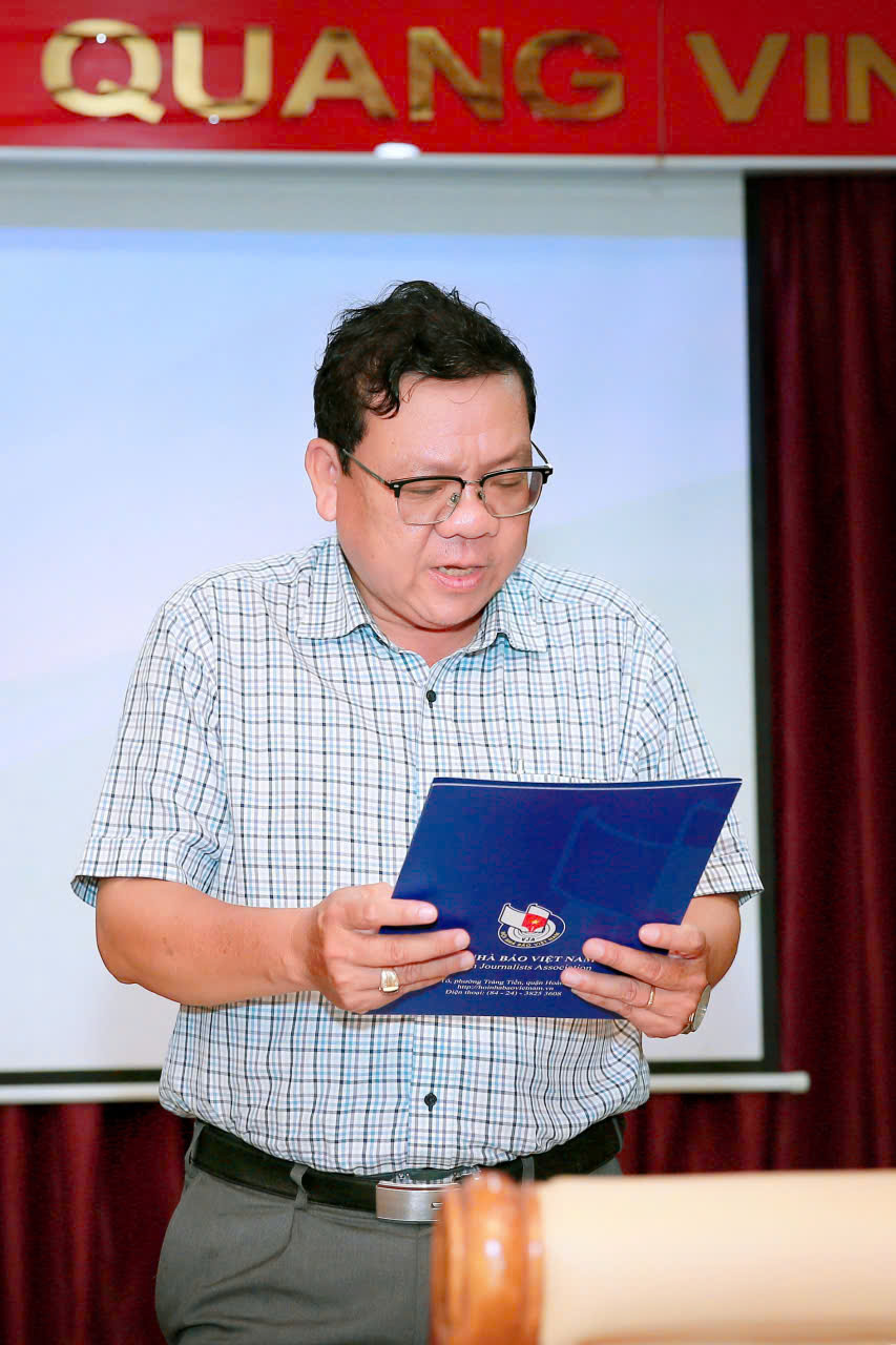 Ông Trần Thanh Hải, Trưởng phòng phụ trách công tác Đào tạo, bồi dưỡng nghiệp vụ báo chí phía Nam thuộc Trung tâm Bồi dưỡng nghiệp vụ báo chí, Hội Nhà báo Việt Nam, đọc quyết định trao giấy chứng nhận cho các học viên hoàn thành khóa học.