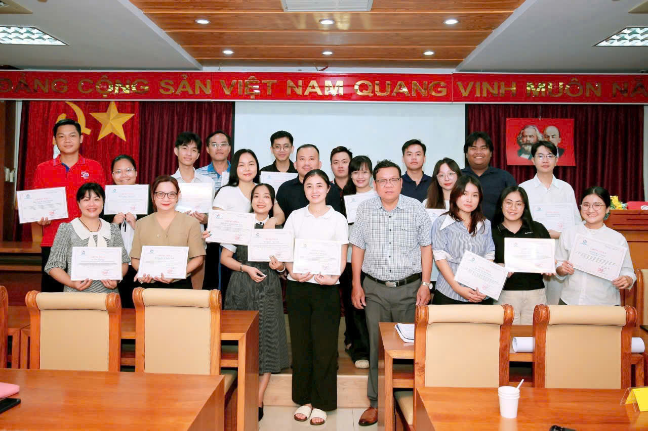 Giảng viên, Nhà báo Nguyễn Phú Huân và ông Trần Thanh Hải trao chứng nhận hoàn thành chương trình lớp bồi dưỡng nghiệp vụ “Sáng tạo nội dung đa nền tảng trong bối cảnh báo chí chuyển đổi số” cho các học viên.