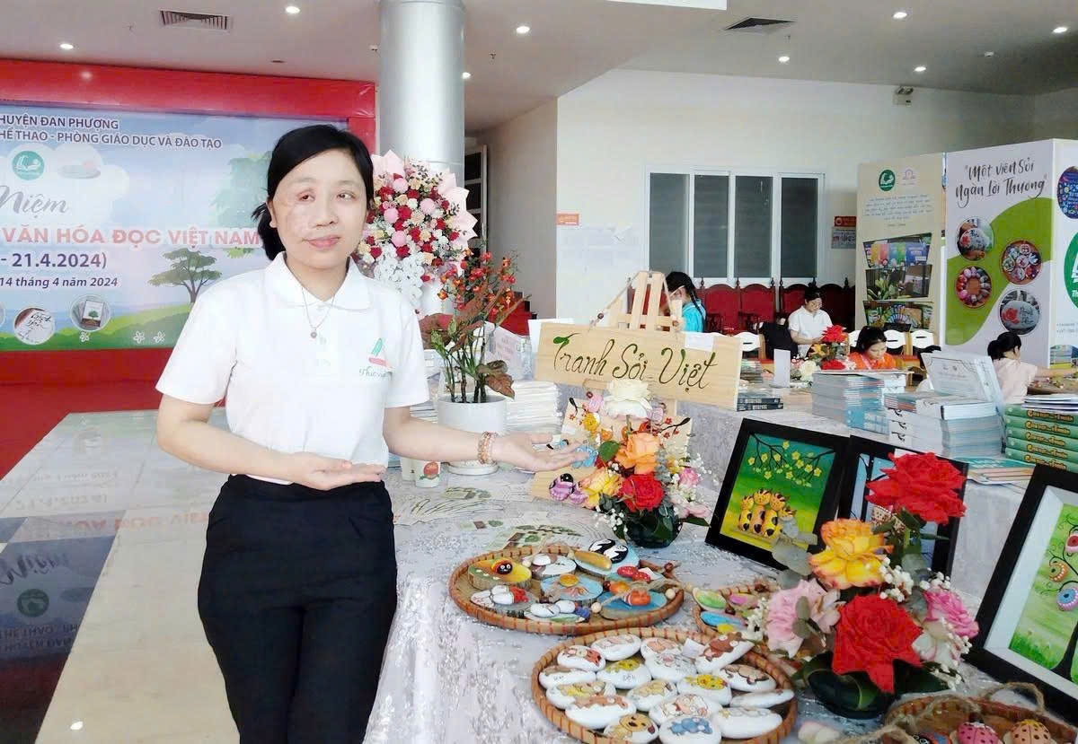 Cô giáo Nguyễn Thị Thanh Nhàn trong một buổi giới thiệu sản phẩm tranh sỏi.