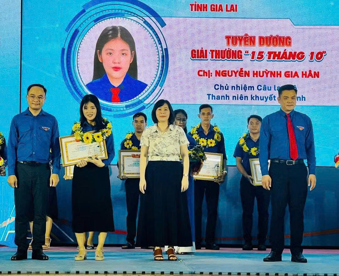 Chị Nguyễn Huỳnh Gia Hân (thứ hai từ trái sang) nhận giải thưởng “15 tháng 10” của Hội LHTN Việt Nam tại chương trình “Tỏa sáng Nghị lực Việt”.