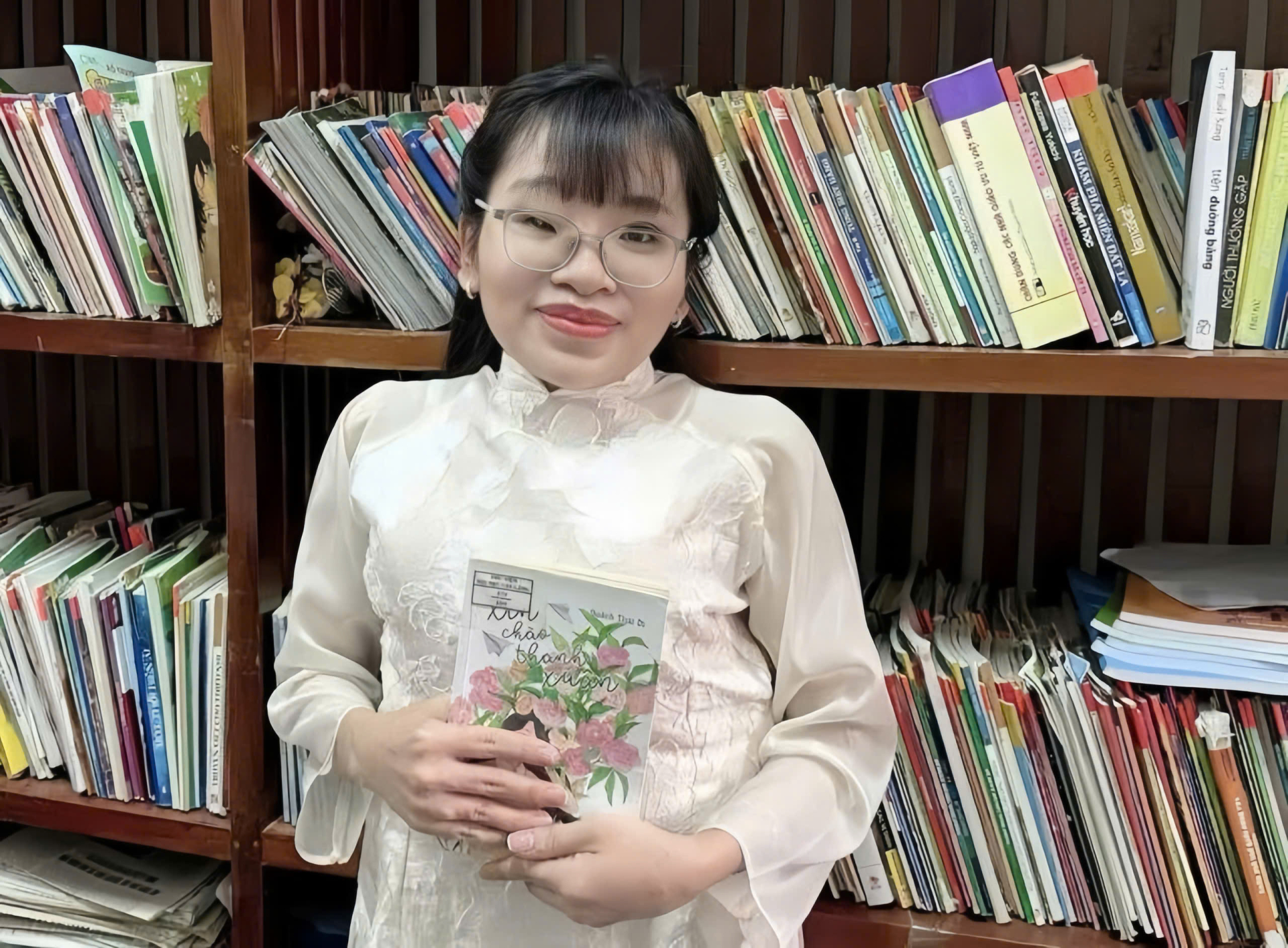 Chị Trần Thị Thơi giữa không gian sách quen thuộc.