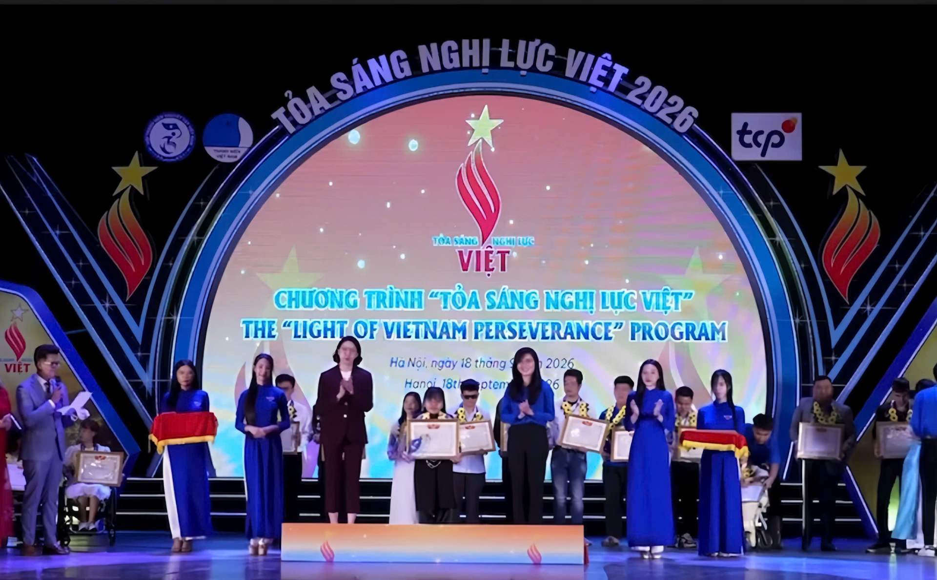 Chị Trần Thị Thơi nhận bằng khen tại chương trình “Tỏa sáng nghị lực Việt” năm 2026.