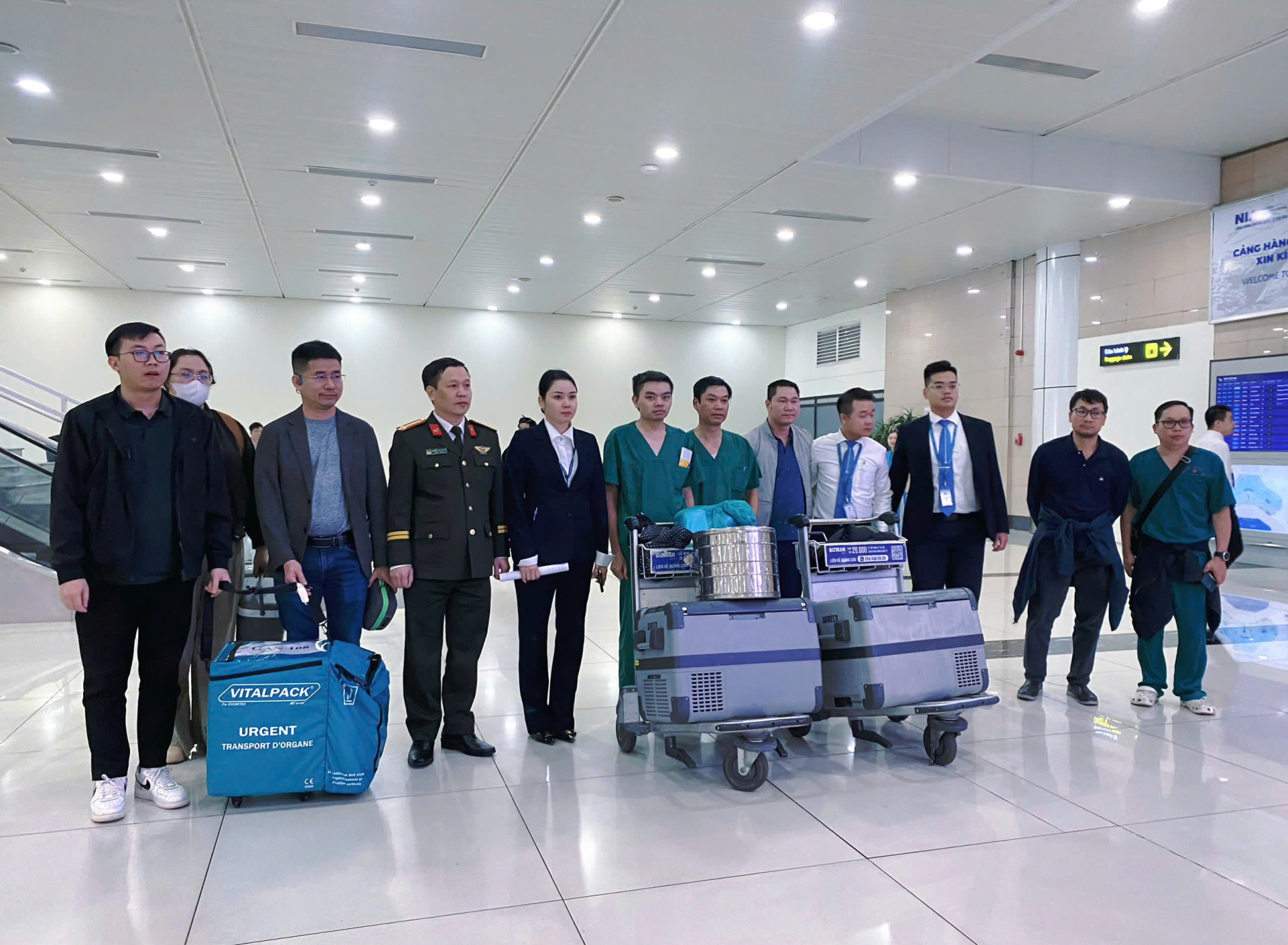 Sáng 31/12, kíp ghép gan của Bệnh viện TWQĐ 108 có mặt tại sân bay. Tạng gan được vận chuyển về Bệnh viện để tiến hành ghép cho nữ bệnh nhân