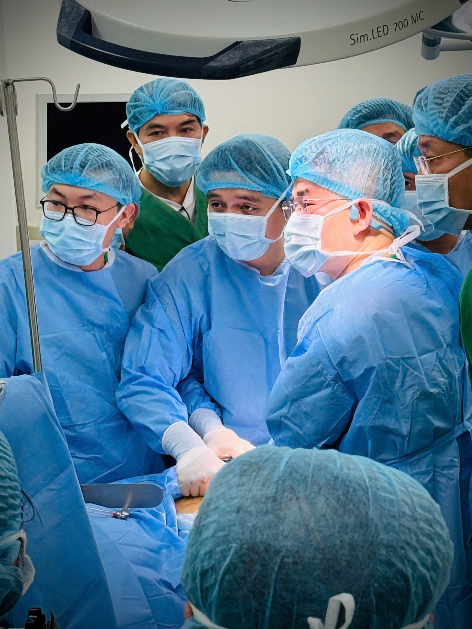 Các bác sĩ thực hiện lấy ghép đa tạng từ người hiến chết não