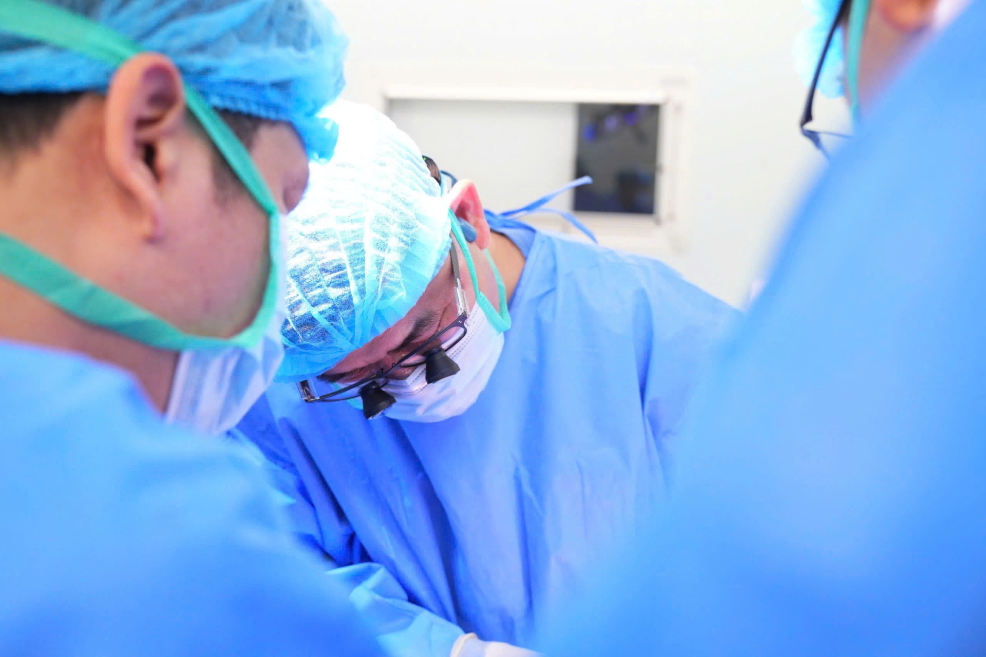 Các bác sĩ Bệnh viện TWQĐ 108 tiến hành ghép gan cho nữ bệnh nhân