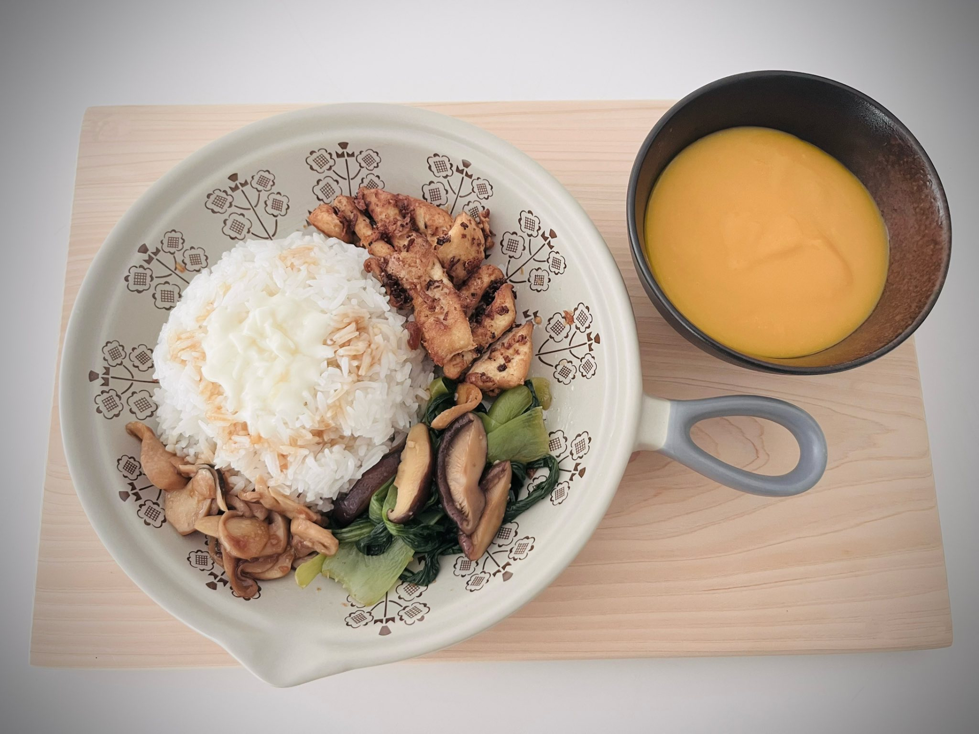 Cơm nấm phô mai, súp bí đỏ