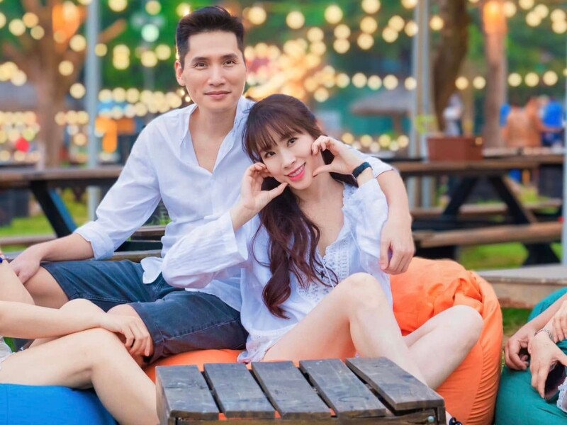 BTV Quốc Khánh bên bà xã xinh đẹp