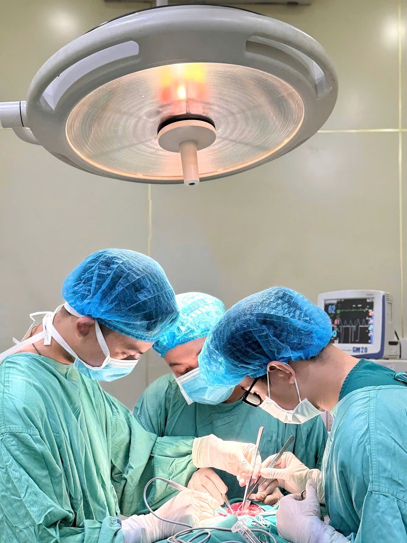 Các bác sĩ phẫu thuật cho bệnh nhân