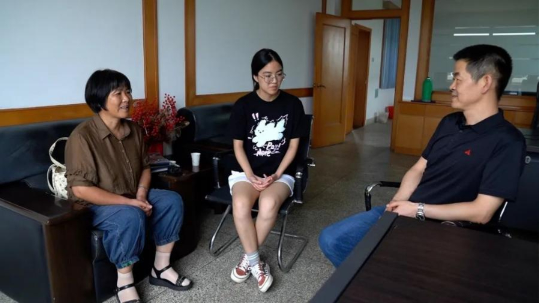  Ngô Vũ Kỳ và mẹ gặp ân nhân Trương