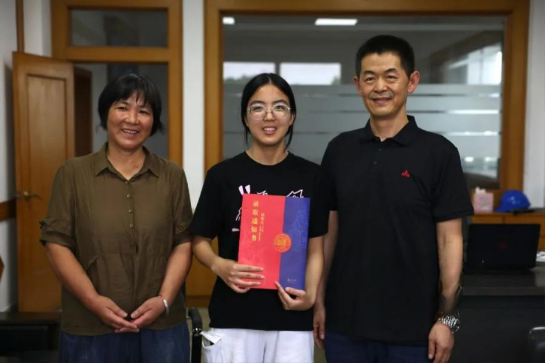 Tài khoản của nữ sinh tháng nào cũng nhận tiền từ một người đàn ông lạ: 4 năm sau sự thật mẹ cô 