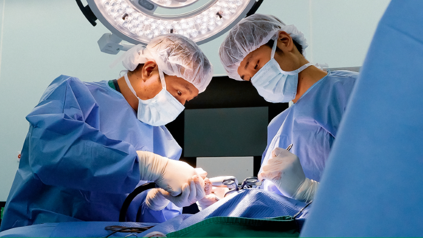 Bên trong phòng phẫu thuật thay khớp khuỷu tay Megaprosthesis, phục hồi vận động cho bệnh nhân di chứng biến dạng 27 năm.