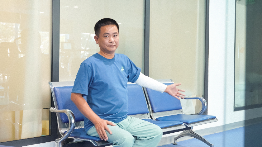 Tay anh Phong sau ba ngày phẫu thuật.