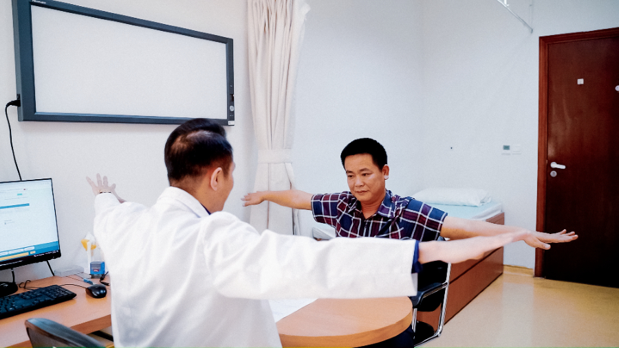 Sau phẫu thuật 2 tuần, tay anh Phong phục hồi tốt, dễ dàng cầm, nắm, dang hai tay như người bình thường.