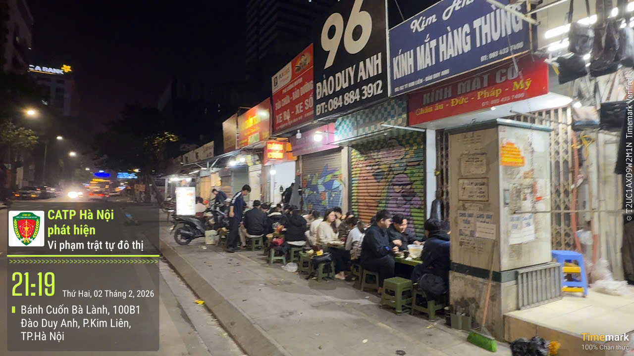   Vi phạm sử dụng trái phép vỉa hè để kinh doanh dịch vụ ăn uống tại trước số 96 Đào Duy Anh, phường Kim Liên  