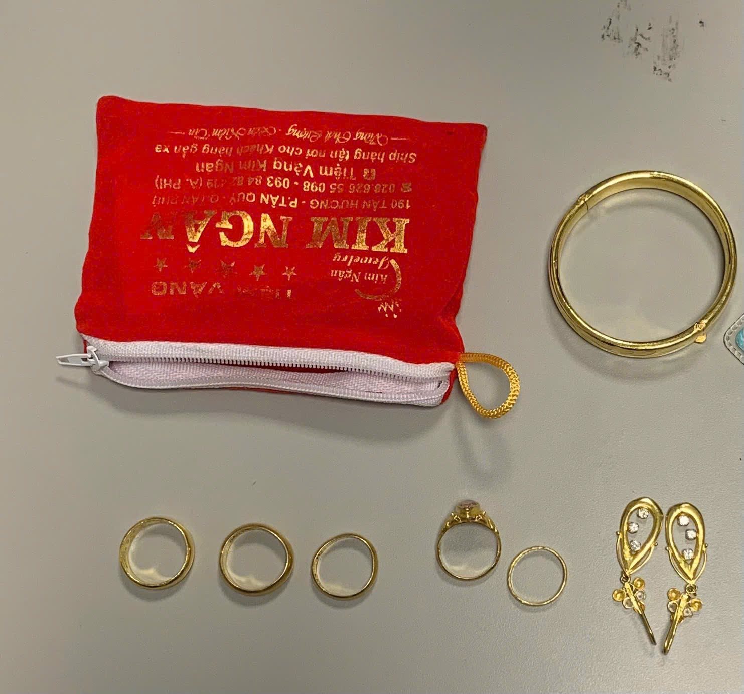 Phát hiện có người bỏ quên túi xách chứa nhiều trang sức vàng trị giá 100 triệu đồng tại sân bay 