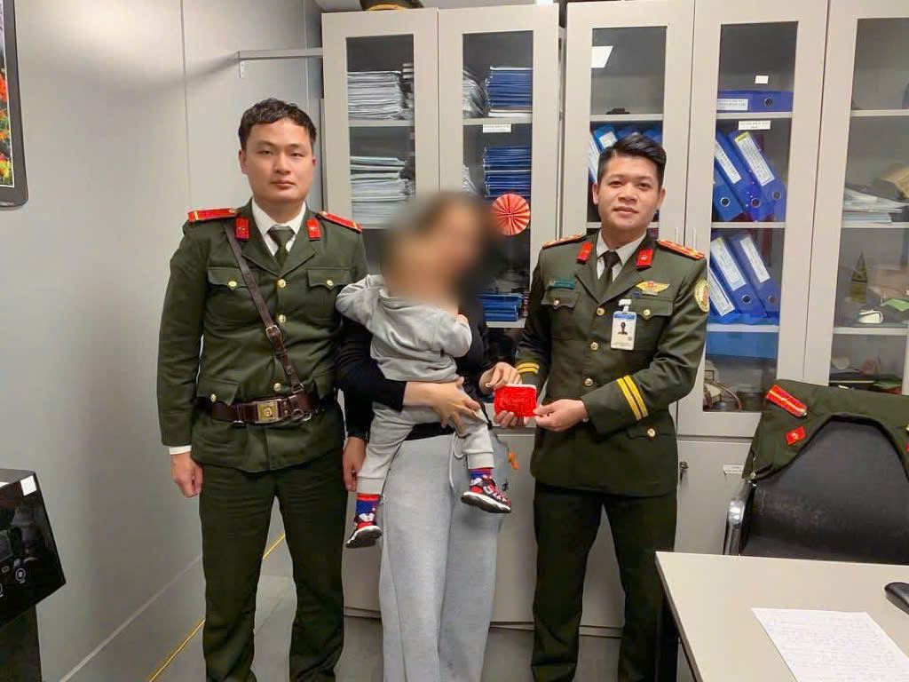 Đội An ninh hàng không Công an thành phố Huế xác minh, trao trả tài sản thất lạc cho hành khách.