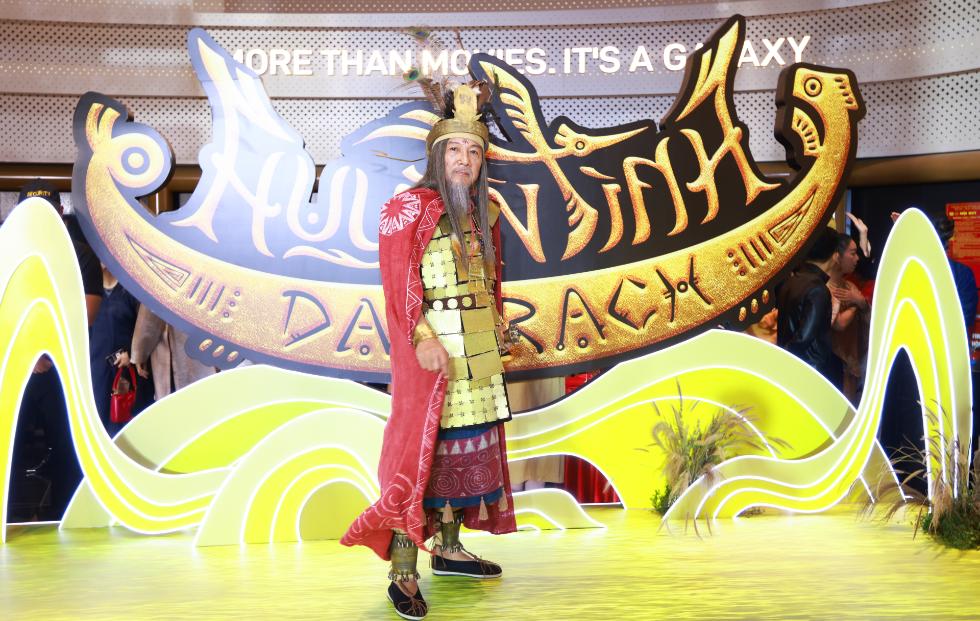 NSND Trọng Trinh trong tạo hình Vua Hùng với bộ giáp cầu kì và đặc trưng, nặng gần 20kg 