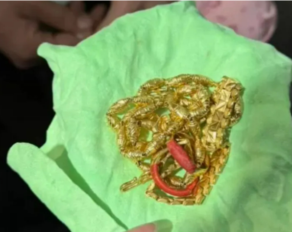 Số trang sức vàng bị vứt nhầm 