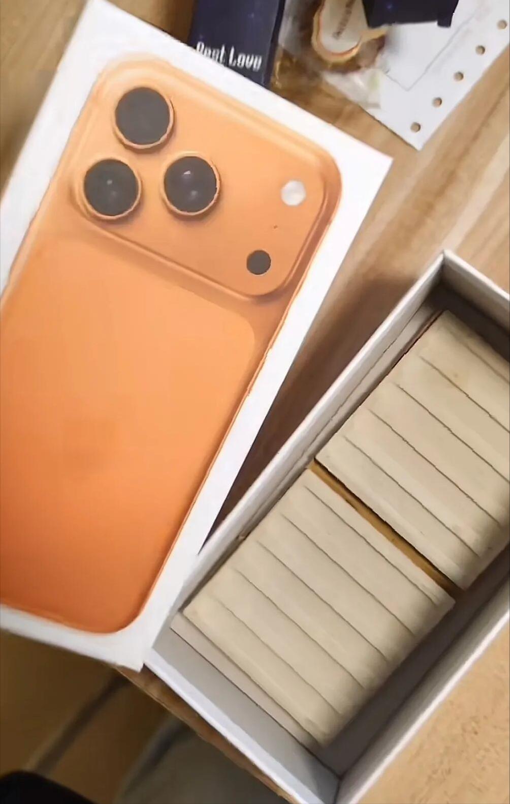 Hộp quà không có iPhone như hứa hẹn khiến người đàn ông bàng hoàng