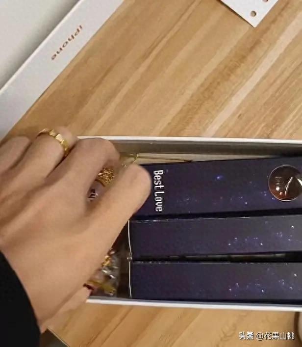 Trúng thưởng iPhone tại tiệc tất niên công ty, người đàn ông mở hộp quà xong liền tuyên bố: “Tôi không cần nữa”