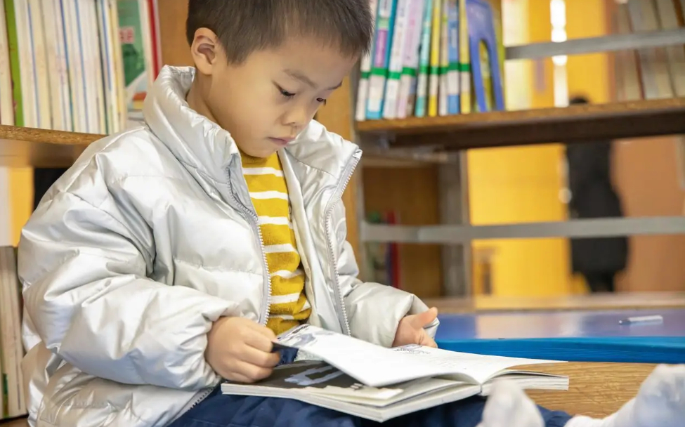 Hiệu trưởng ĐH Harvard: Thà con học kém cũng đừng ép đi học thêm, chăm tới 3 địa điểm này giúp IQ vượt bậc, nâng tầm nhận thức