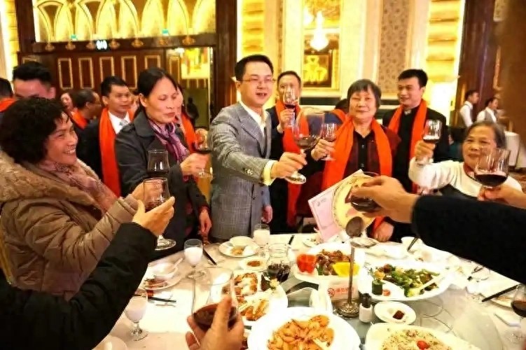 Ông chủ than nghèo, hủy thưởng Tết, 5 nhân viên bức xúc nghỉ việc: Ngày làm việc cuối cùng những người ở lại nhận 1 tin nhắn mà ngỡ ngàng