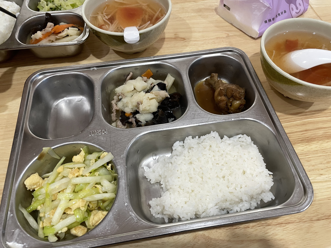 Bữa ăn trong viện dưỡng lão Tiểu Giang sống