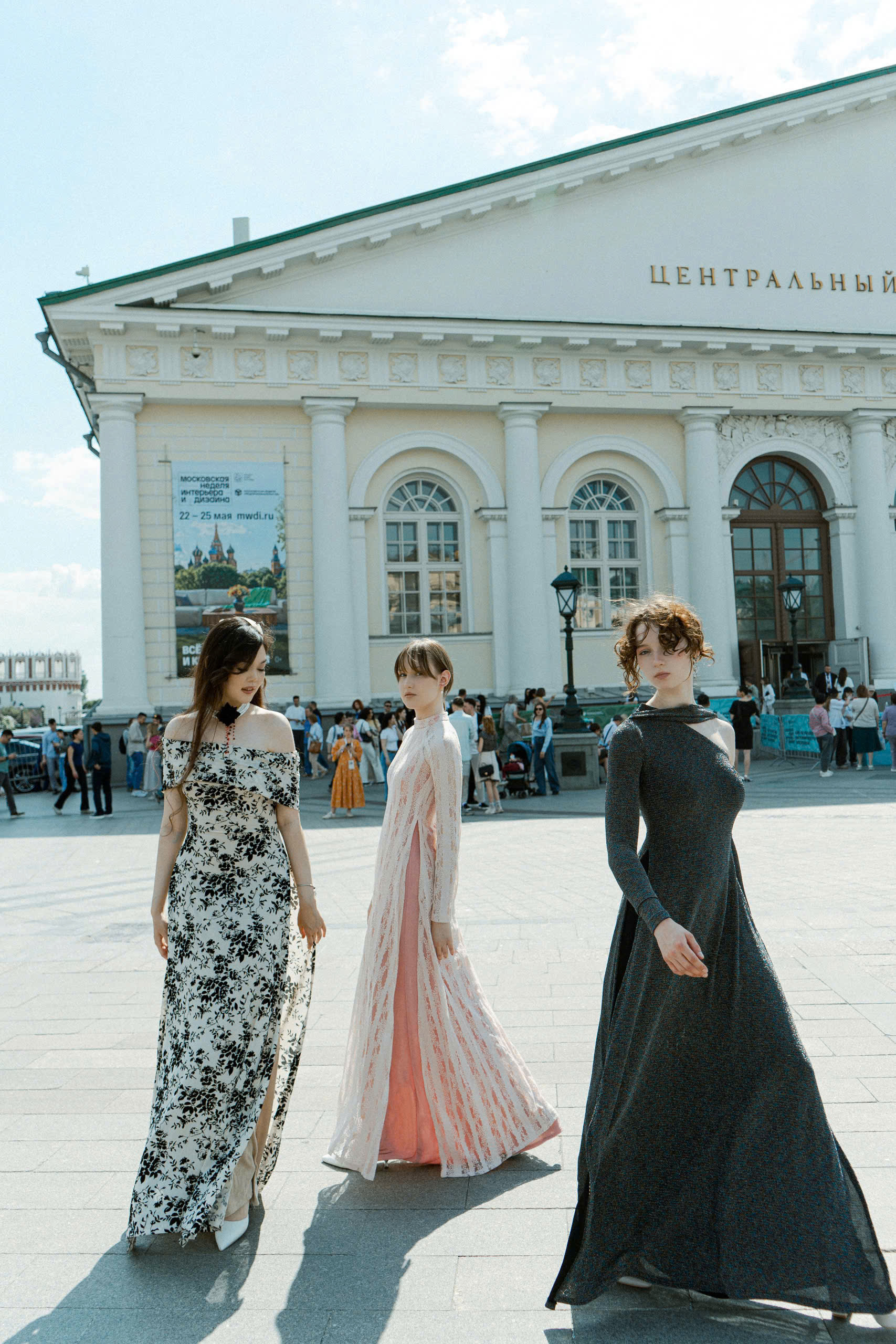 Khởi nghiệp từ 40 triệu mua vải chợ Ninh Hiệp, 2 NTK Việt làm 1 điều chưa từng có tại lâu đài nổi tiếng nước Nga