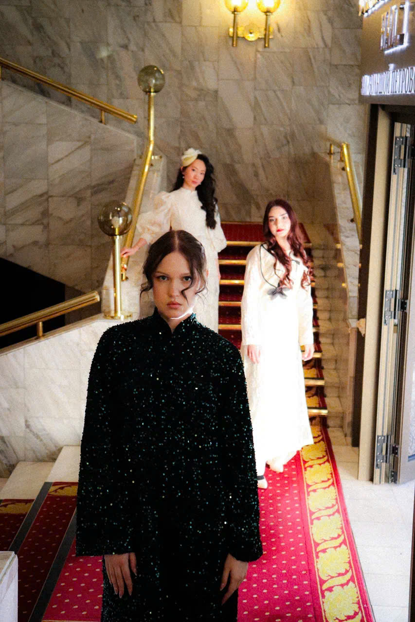 Khởi nghiệp từ 40 triệu mua vải chợ Ninh Hiệp, 2 NTK Việt làm 1 điều chưa từng có tại lâu đài nổi tiếng nước Nga