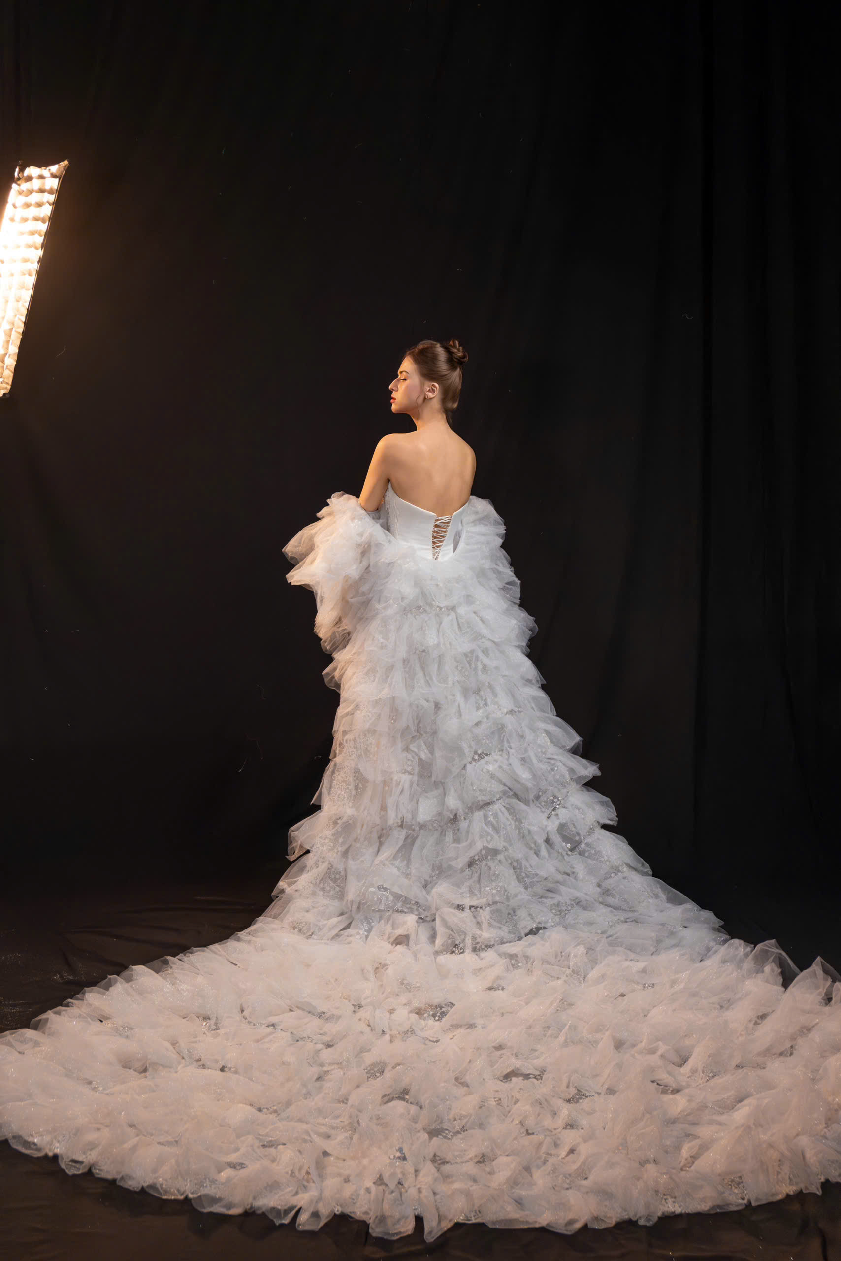 Khởi nghiệp từ 40 triệu mua vải chợ Ninh Hiệp, 2 NTK Việt làm 1 điều chưa từng có tại lâu đài nổi tiếng nước Nga