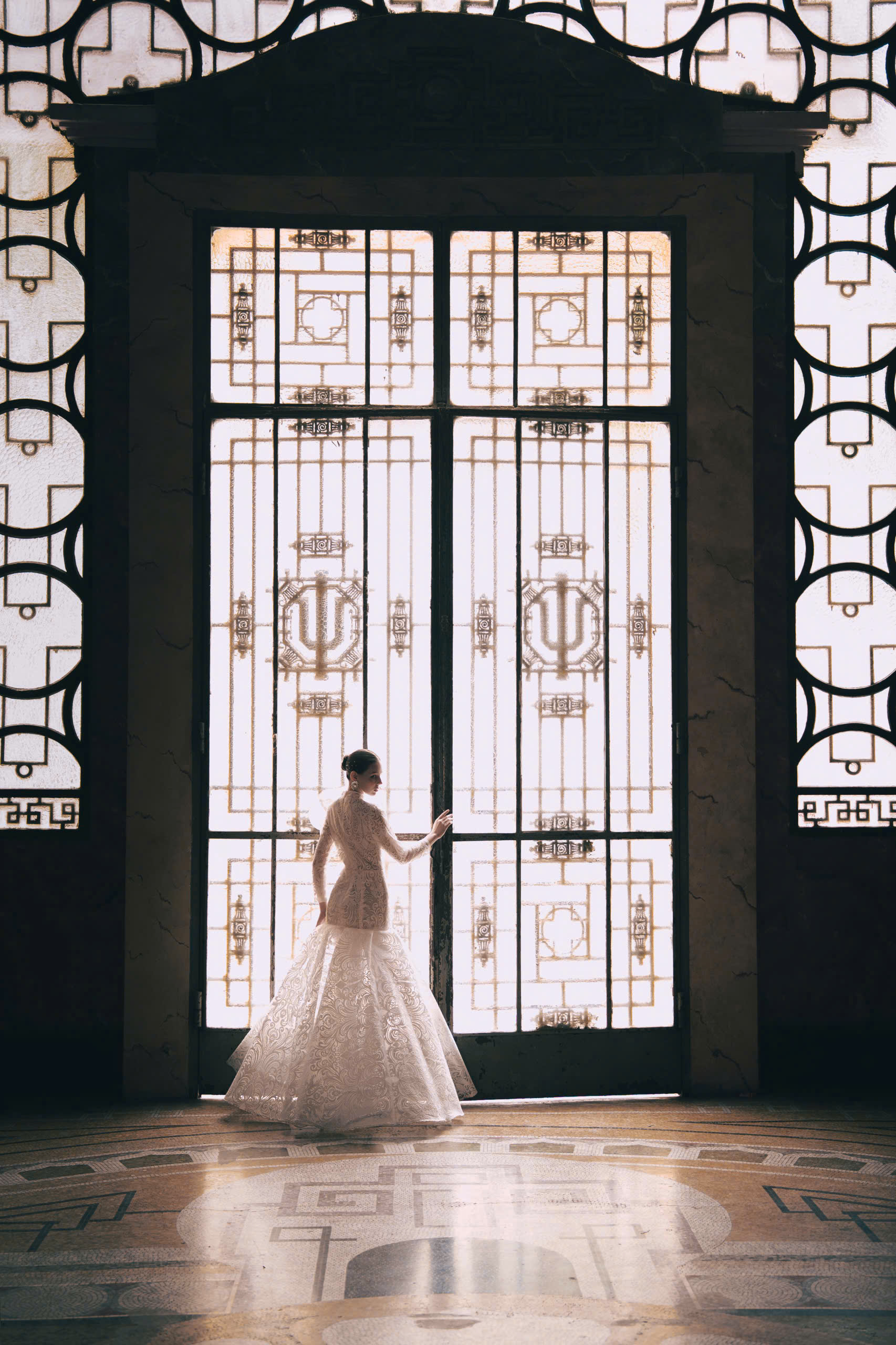 Khởi nghiệp từ 40 triệu mua vải chợ Ninh Hiệp, 2 NTK Việt làm 1 điều chưa từng có tại lâu đài nổi tiếng nước Nga