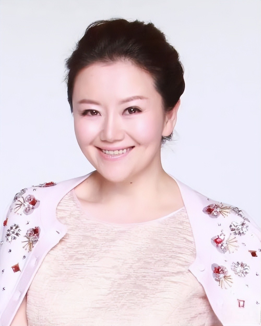 Nữ MC đình đám cùng cả gia đình chuyển vào viện dưỡng lão, mẹ chồng cũng đến sống chung: Lý do phía sau khiến nhiều người suy ngẫm