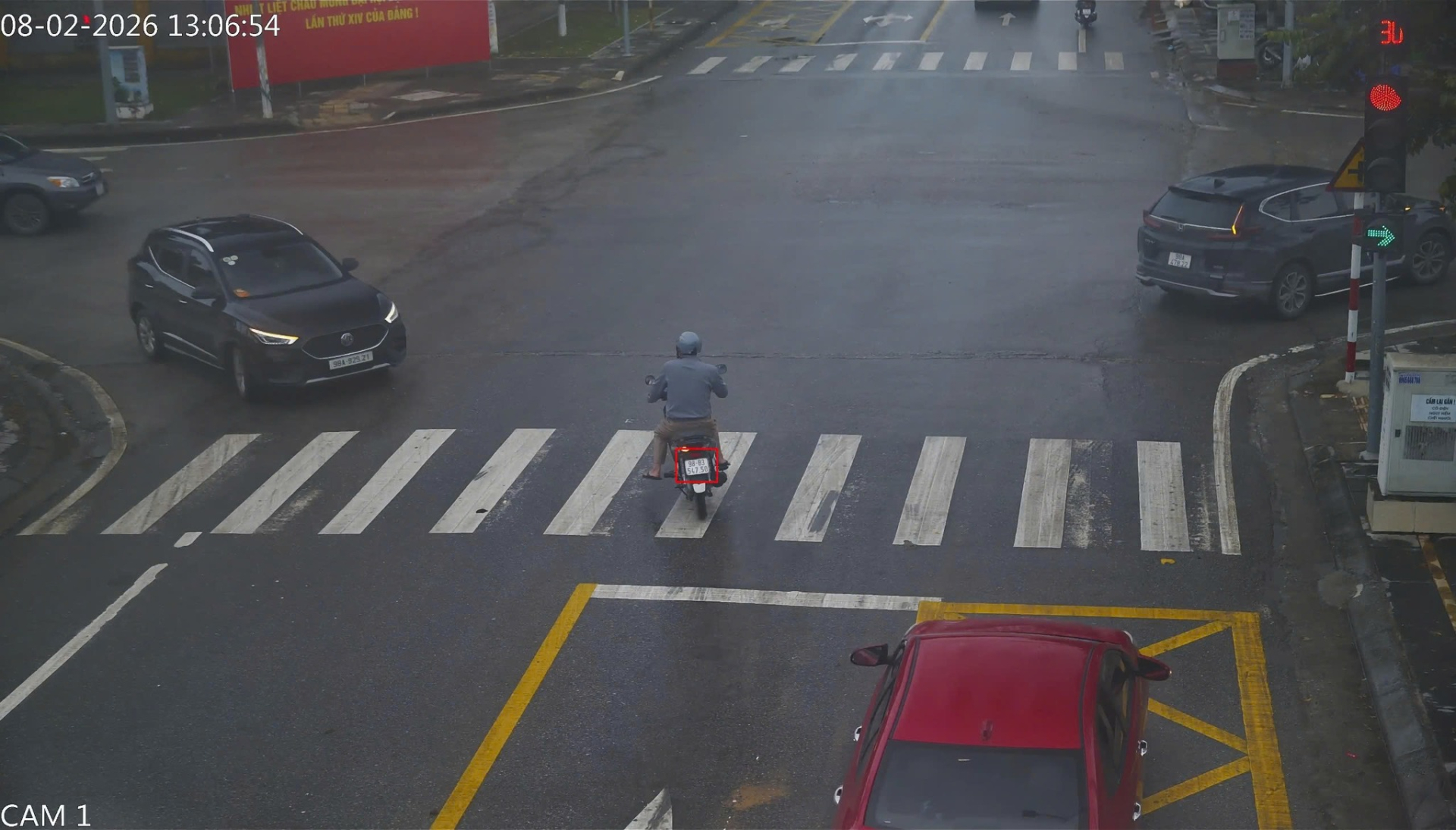 Xe máy vượt đèn đỏ. Ảnh: Phòng CSGT Công an tỉnh Bắc Ninh