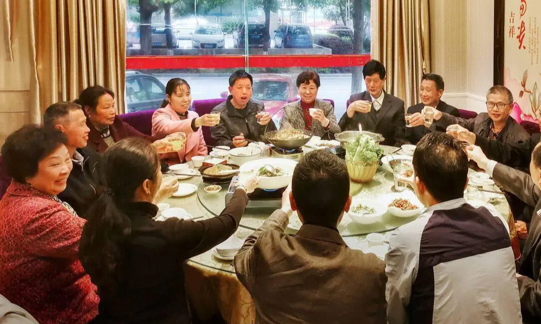 Rút 50 triệu tiền tiết kiệm để mua vàng mừng đầy tháng cháu, nghe 1 câu nói của thông gia, tôi về quê ngay trong đêm