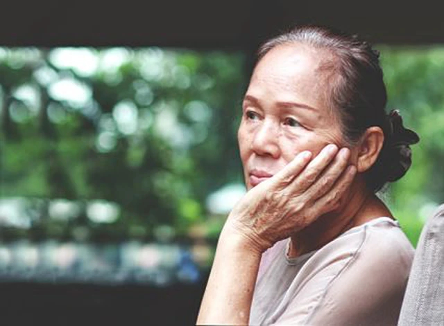 Rút 50 triệu tiền tiết kiệm để mua vàng mừng đầy tháng cháu, nghe 1 câu nói của thông gia, tôi về quê ngay trong đêm