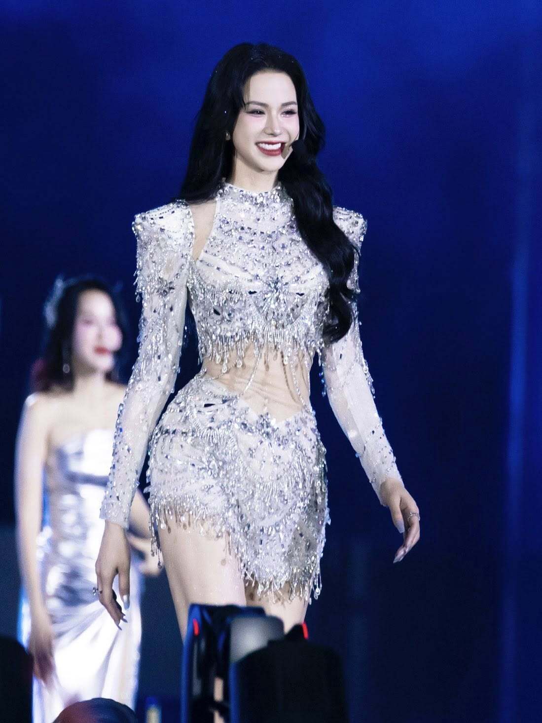 Diệp Lâm Anh gây ấn tượng mạnh với phong thái trình diễn và vũ đạo cuốn hút