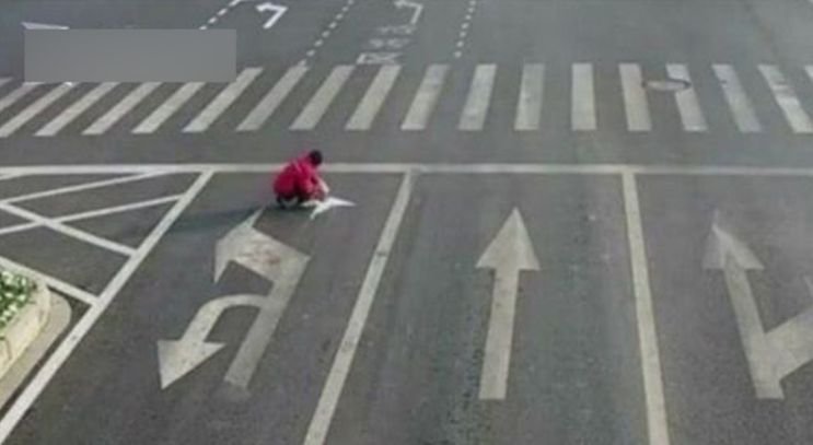 Thấy nút giao ùn tắc, người đàn ông tự mang sơn ra vẽ thêm vạch kẻ đường: Công an ập đến phạt hơn 3,8 triệu đồng