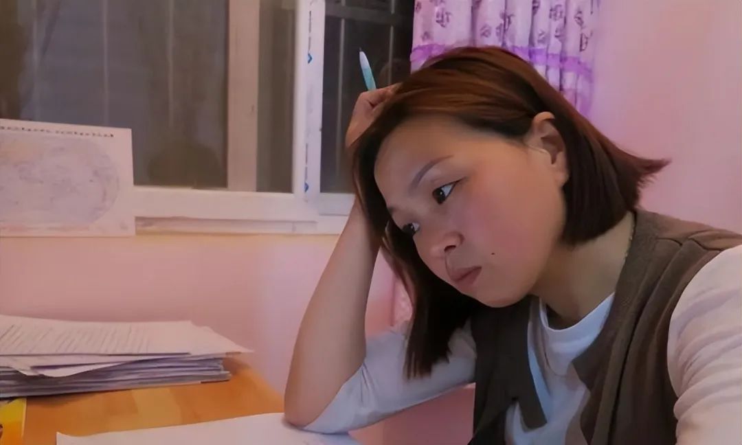 12 năm sau khi trượt cao đẳng, người phụ nữ đến ngân hàng làm thẻ tín dụng thì được thông báo: “Hồ sơ ở đây ghi chị đã tốt nghiệp”