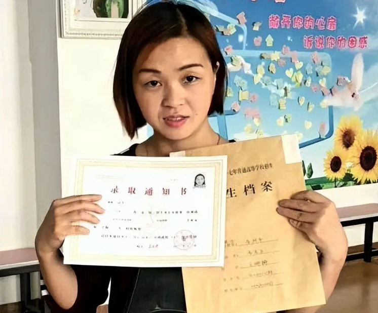 12 năm sau khi trượt cao đẳng, người phụ nữ đến ngân hàng làm thẻ tín dụng thì được thông báo: “Hồ sơ ở đây ghi chị đã tốt nghiệp”