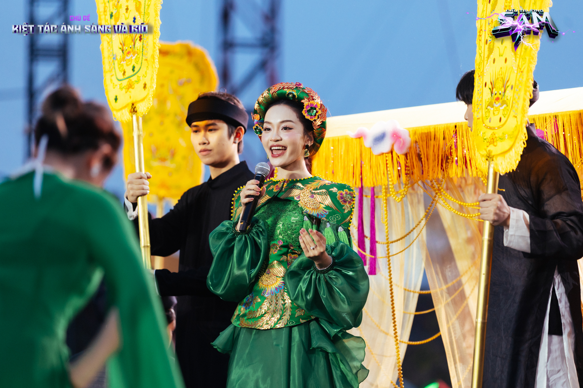 “Ngọc nữ Quan họ” SN 2004 mang cả đoàn rước 12 ngựa, tái hiện lễ hội Bắc Bộ tại sân khấu có 50.000 khán giả