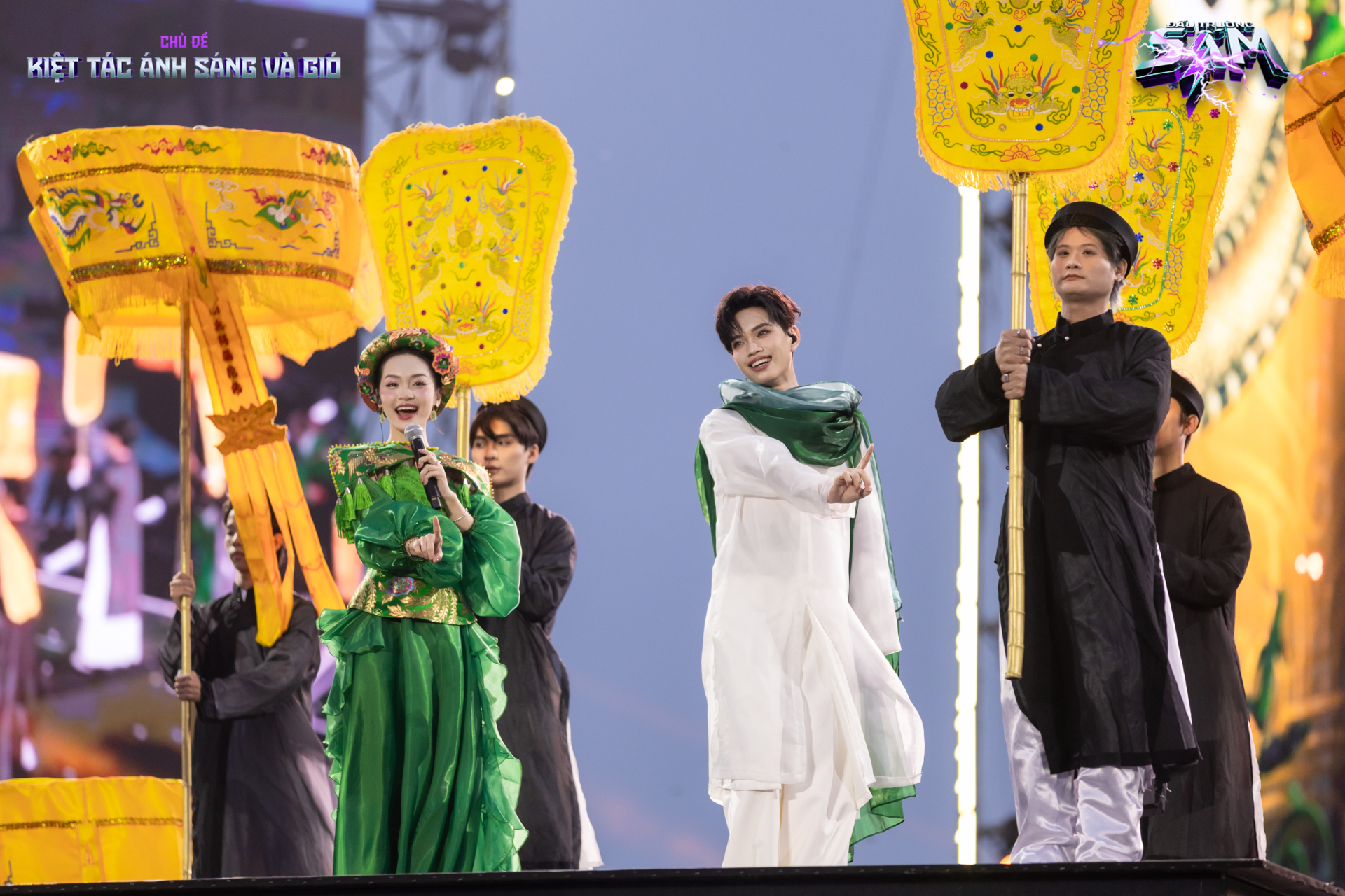 “Ngọc nữ Quan họ” SN 2004 mang cả đoàn rước 12 ngựa, tái hiện lễ hội Bắc Bộ tại sân khấu có 50.000 khán giả