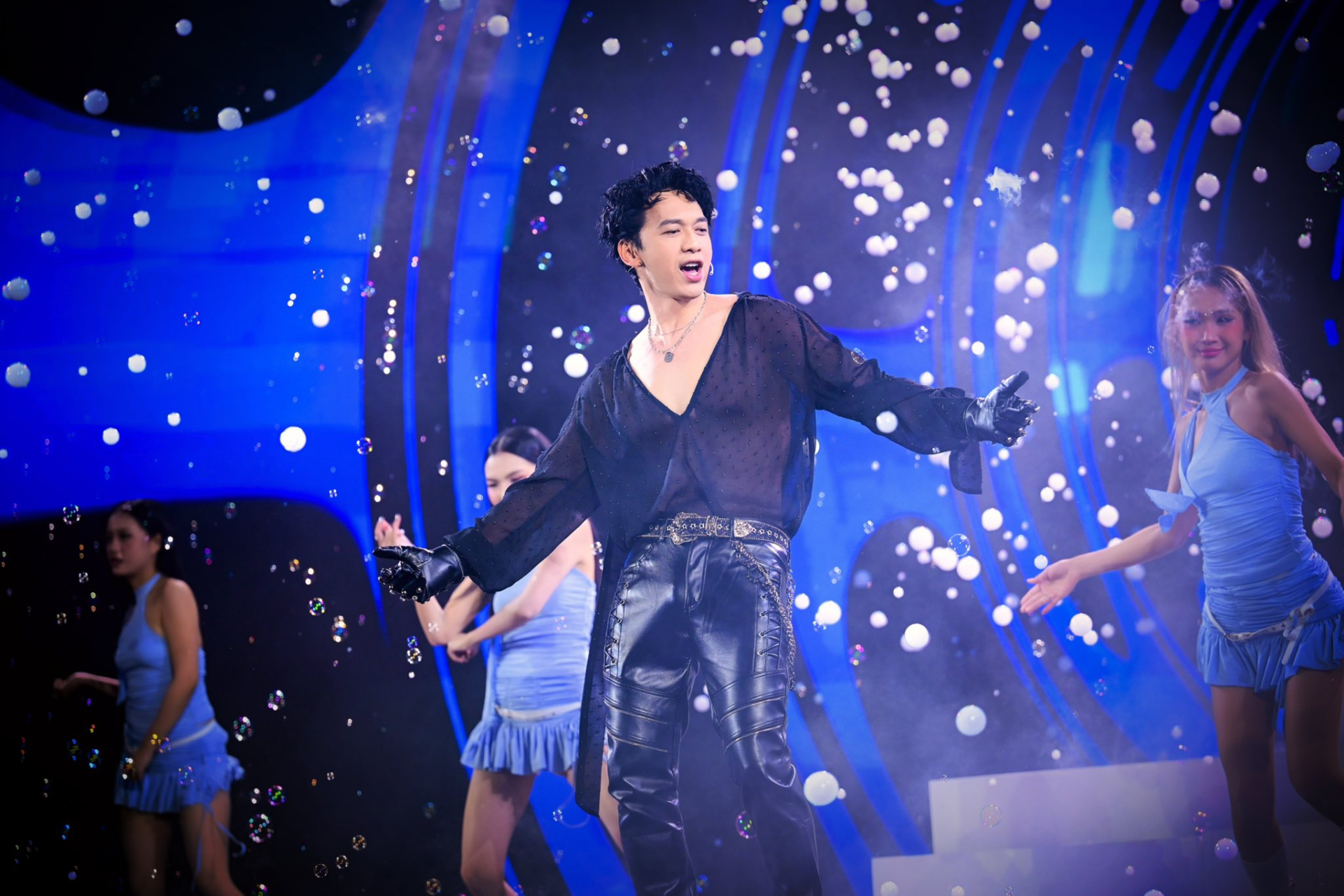   Chủ tịch Trần Hùng Huy gây sốt với nhiều màn trình diễn mãn nhãn  