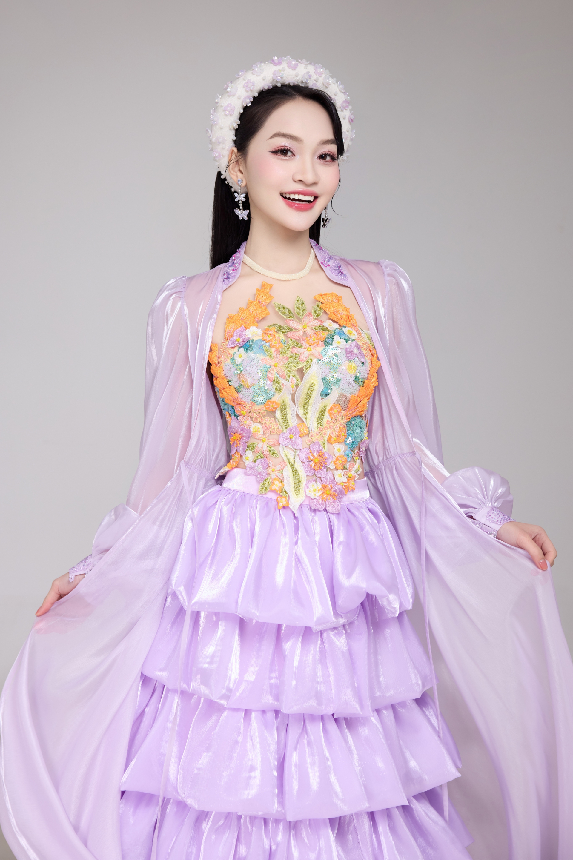 “Ngọc nữ Quan họ” SN 2004 mang cả đoàn rước 12 ngựa, tái hiện lễ hội Bắc Bộ tại sân khấu có 50.000 khán giả