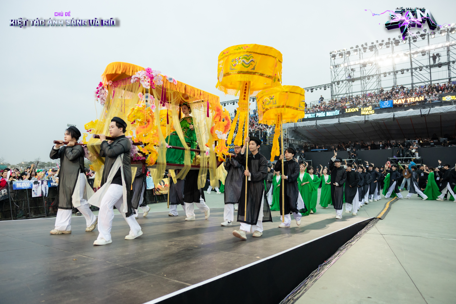 “Ngọc nữ Quan họ” SN 2004 mang cả đoàn rước 12 ngựa, tái hiện lễ hội Bắc Bộ tại sân khấu có 50.000 khán giả